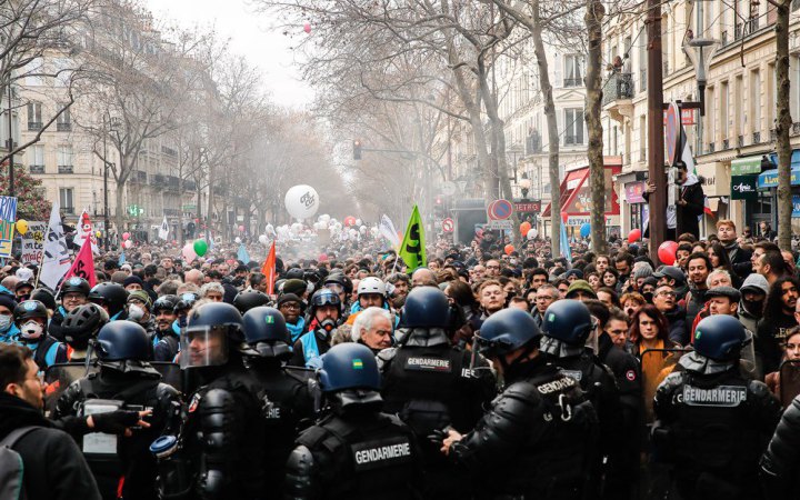У Франції сьогодні може відбутися найбільший страйк проти пенсійної реформи Макрона