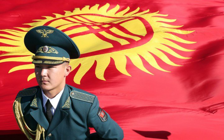 Киргизстан змінює дизайн державного прапора, бо той схожий на “мінливий соняшник”