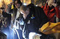 На Майдане митингующих сдувают с трибуны