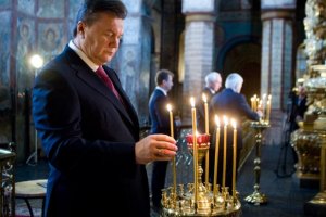 Янукович помолився за Україну