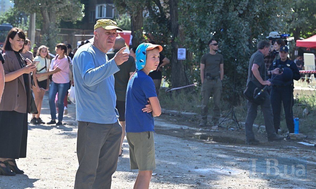 На місці удару по п'ятиповерхівці у Дарницькому районі Києва.