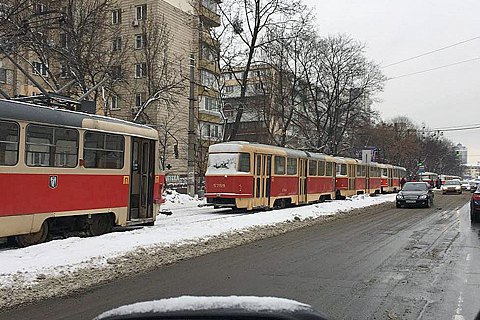 На Лук'янівці зупинився рух трамваїв через ДТП