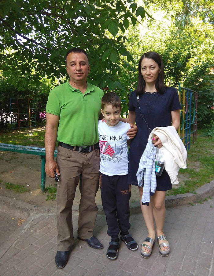 Кабир Мохаммад с Оксаной и сыном Амиром, июнь 2018 г, Киев.На протяжении 1,5 года нахождения Кабира Мохаммада под арестом в
Крыму за него отчаянно сражалась его супруга Оксана.