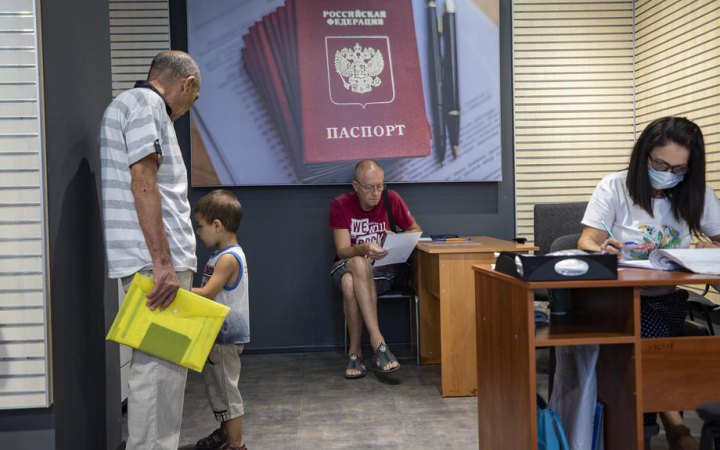 У Токмаку на Запоріжжі окупанти вимагають відбитки пальців для отримання паспорта РФ