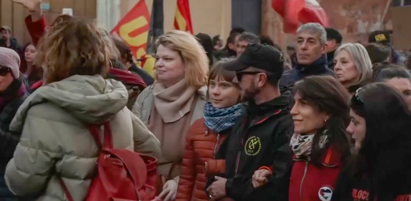 Грета Тунберг під час протестів у Римі, де італійці пройшли маршем на знак солідарності з Газою, закликали до
негайного припинення вогню та надання гуманітарної допомоги.