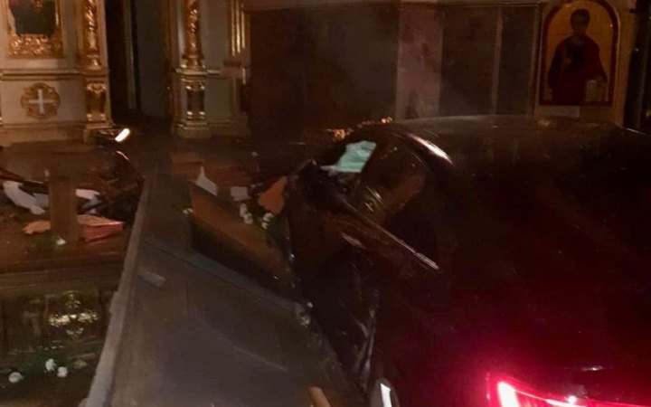У Тернополі автомобіль в'їхав у катедральний собор УГКЦ, пошкоджено плащаницю 
