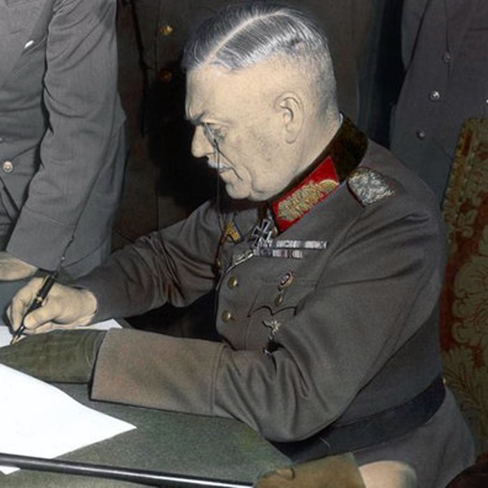 Начальник штабу Верховного головнокомандування вермахту генерал-фельдмаршал Вільгельм Кейтель підписує «Акт про безумовну капітуляцію Німеччини», Берлін, 8 травня 1945 року