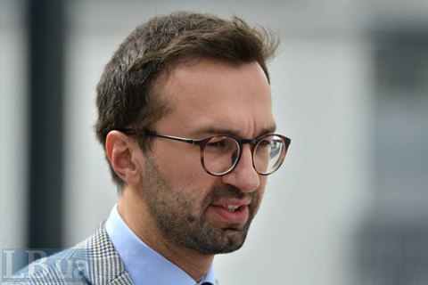 Лещенко скрылся в зале Рады от представителя НАПК с админпротоколом