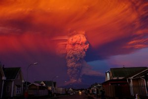 В Чили началось извержение вулкана Кальбуко: объявлен "красный" уровень тревоги