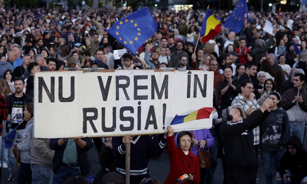 Прихильники кандидата в президенти мера Бухареста Нікушора Дана з плакатом «МИ НЕ ХОЧЕМО В РОСІЮ!» та прапорами ЄС під час
передвиборчого мітингу в Бухаресті, 11 травня 2025 р.