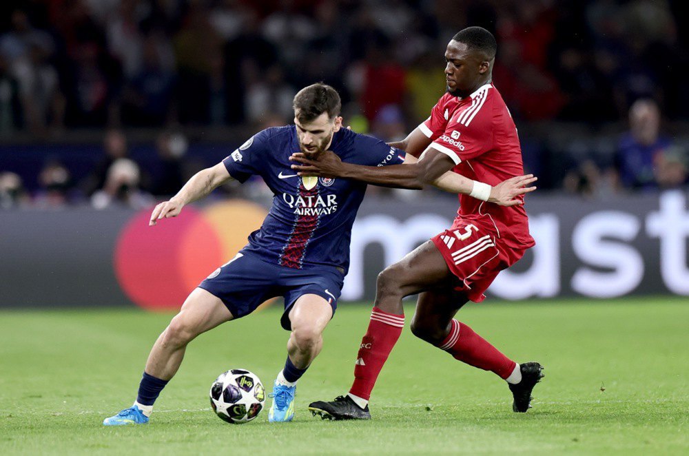 Кварацхелія прикриває м'яч корпусом