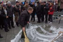После Януковича и Азарова Майдан вымыли с мылом
