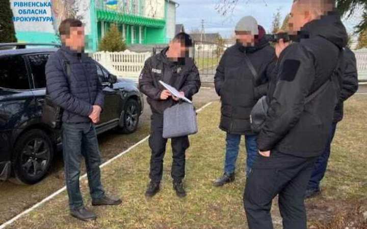 У Рівненській області голову громади затримали за одержання хабара в обмін на дозвіл вирубати сосни перед зимовими святами