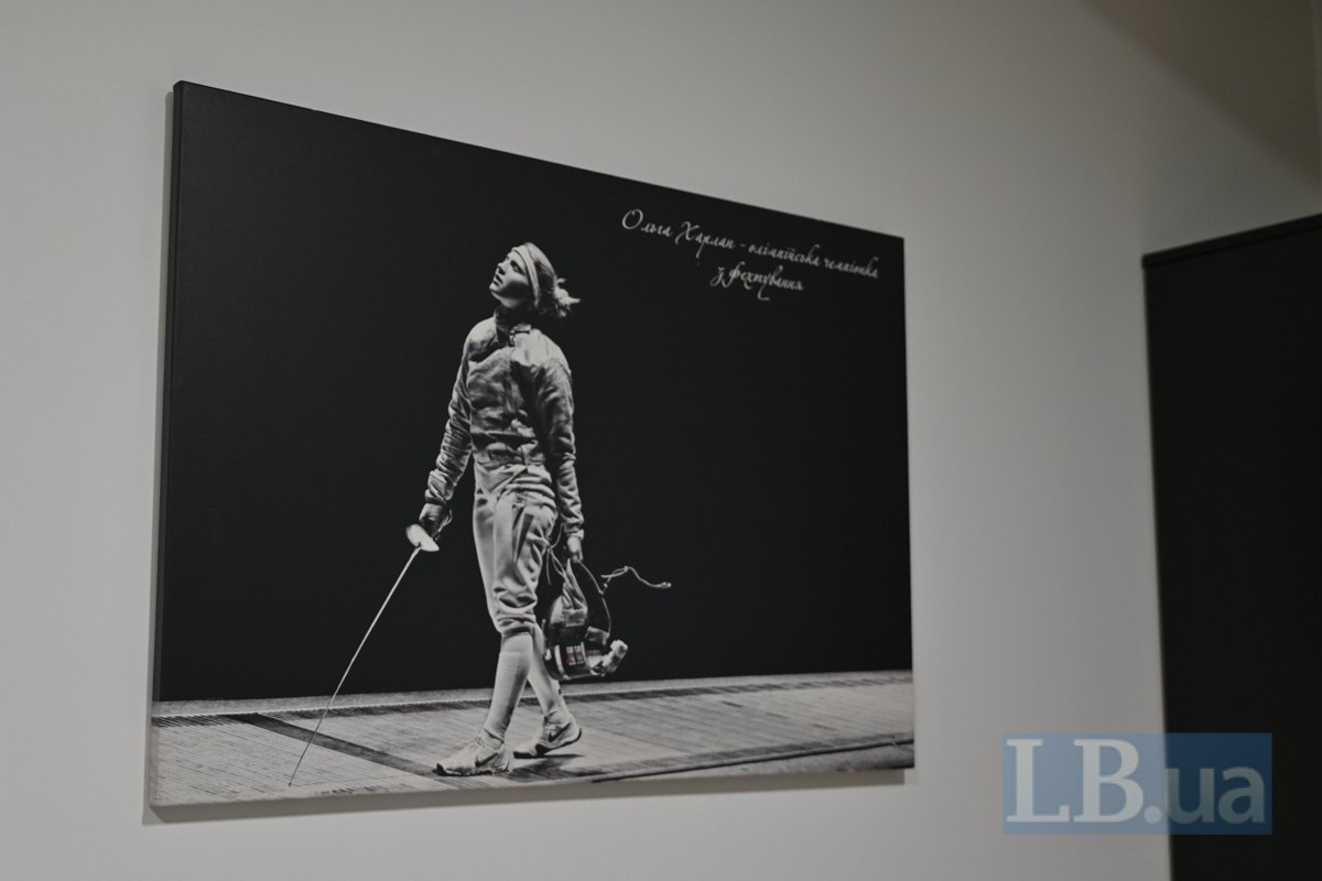 Світлина Ольги Харлан у кабінеті Вадима Гутцайта