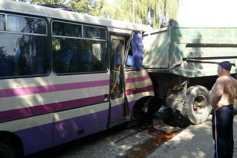 ​В Луцке пассажирский автобус въехал в КамАЗ, более 10 пострадавших