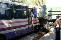 ​В Луцке пассажирский автобус въехал в КамАЗ, более 10 пострадавших