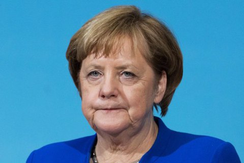 Меркель вважає передчасним говорити про часткове скасування санкцій проти РФ