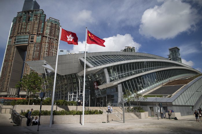 Прапор САР Гонконгу та прапор Народної Республіки Китай вивішені біля станції West Kowloon у Гонконгу
