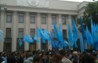 Под Радой начались акции сторонников и противников русского языка
