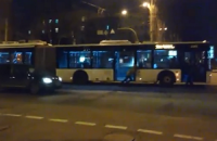 В Киеве пассажирам пришлось толкать троллейбус