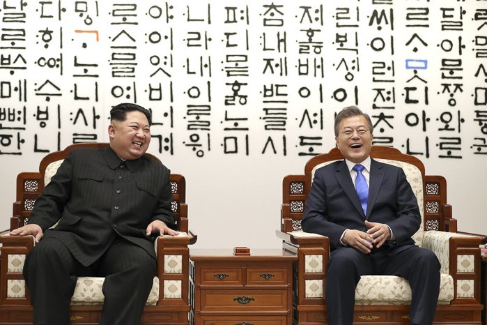 Президент Республики Корея Мун Чжэ Ином и северокорейский лидер Ким Чен Ын во время встречи