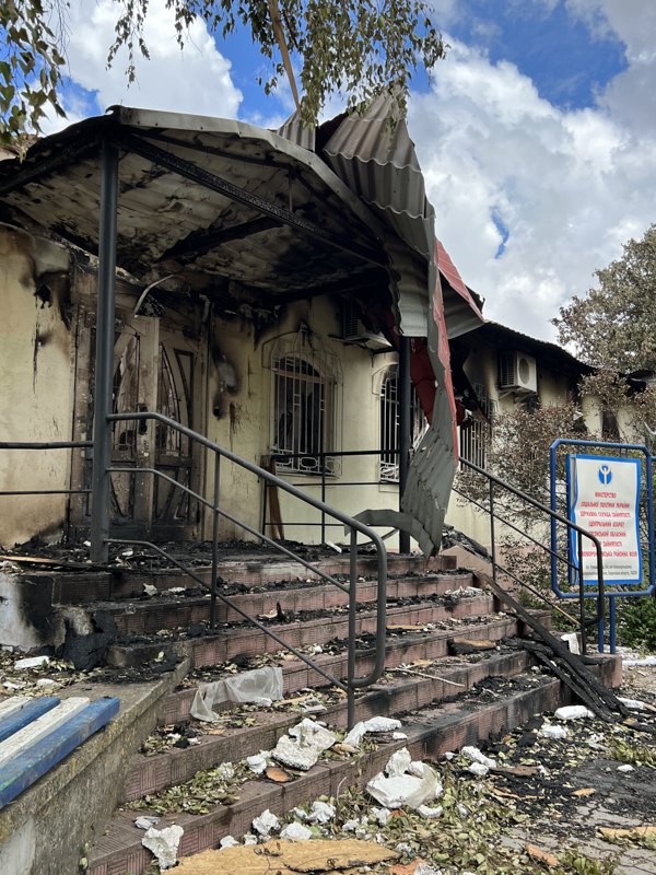 Зруйнована російськими військовими будівля центру зайнятості в Нововоронцовці. 