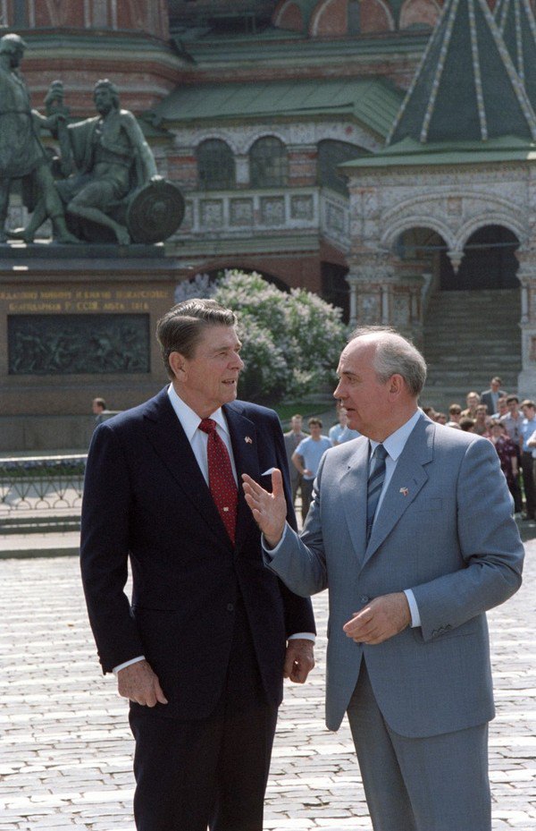 Генеральний секретар ЦК КПРС Михайло Горбачов та президент США Рональд Рейган під час прогулянки Червоною площею, 1987 рік