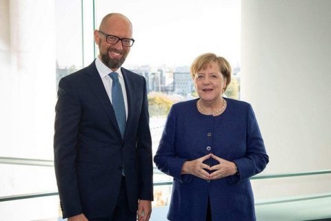 Яценюк обсудил с Меркель вопрос сотрудничества с МВФ