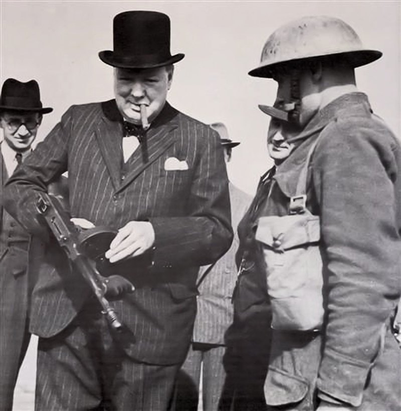 Вінстон Черчилль з автоматом в руках під час відвідування позицій прибережної оборони поблизу Гартлпула, липень 1940 р.