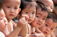Китайские законодатели ослабили политику "одна семья – один ребенок"
