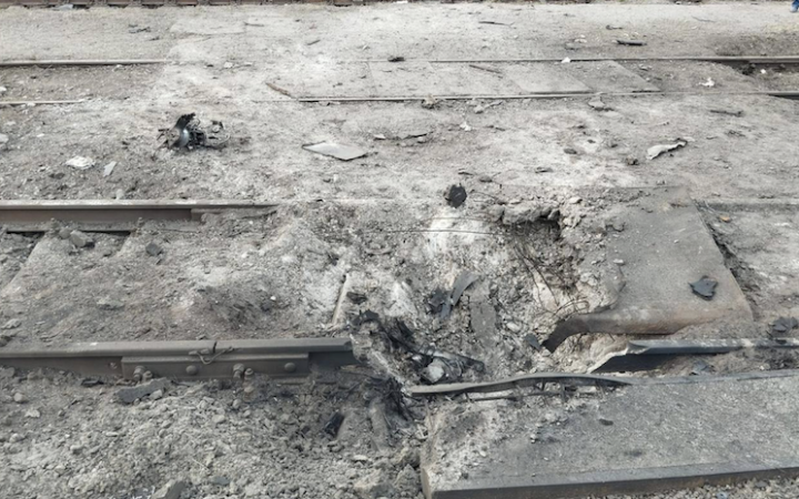 У декількох регіонах внаслідок удару пошкоджена залізниця, поранені машиніст і провідник