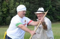 Лукашенко навчив Депардьє навичкам ручного косіння