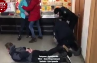 В киевском "Ашане" 4 наряда полиции утихомирили подростков, крушивших витрины