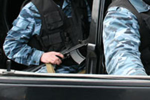 Охрана Януковича угрожала людям автоматом