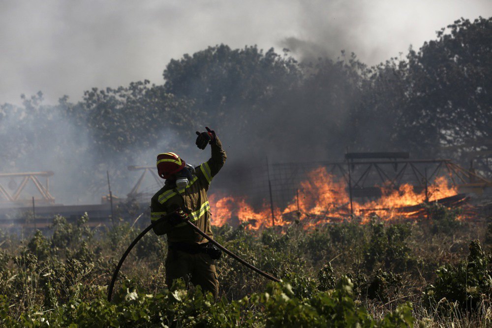 Лісова пожежа спалахнула поблизу міста Рафіна, на схід від Афін