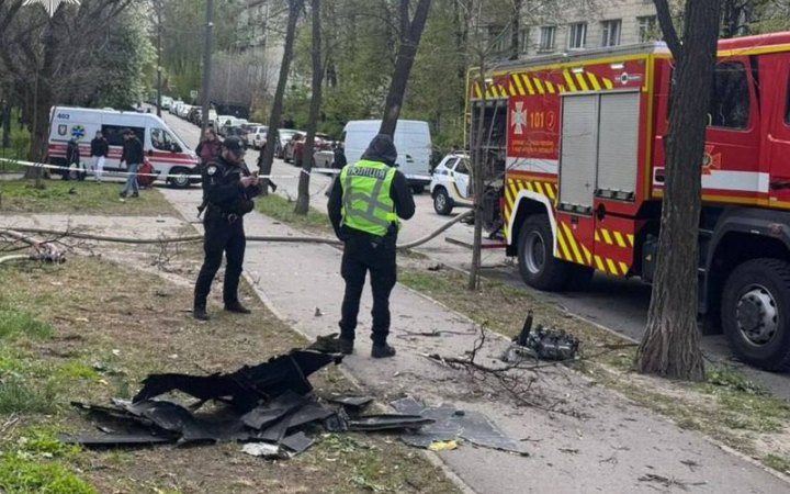 У Києві внаслідок атаки російських "шахедів" пошкоджено більше 10 автомобілів, двоє людей постраждали