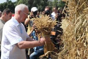 Азаров обіцяє за п'ять років подвоїти врожай зерна