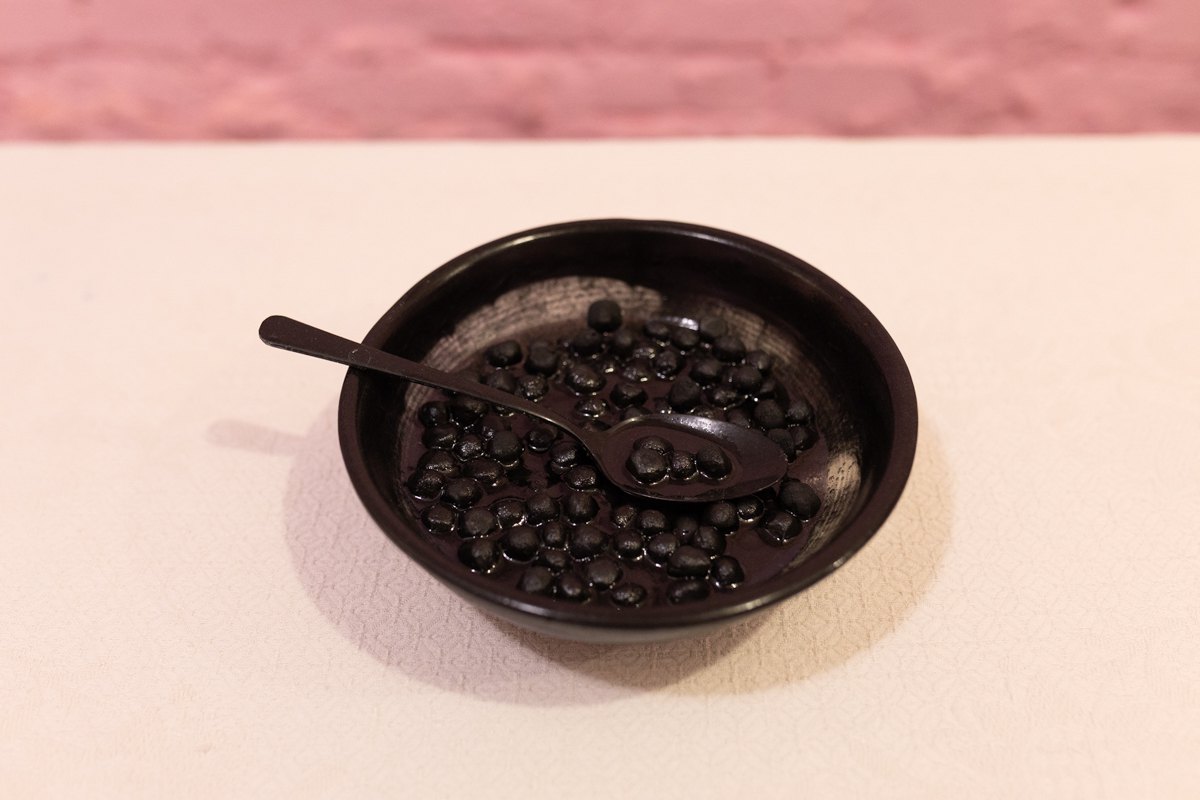 «Сніданок чемпіонів», об’єкт, епоксидна смола, індустріальний пил (вугільний, коксовий, графітовий), Оксана Жарун (Кривий Ріг). 