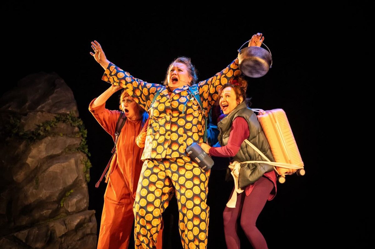 Вистава 'Апельсиновий пунш', на фото Римма Зюбіна, Олеся Жураківська, Олена Узлюк. 