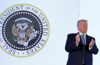 В США во время выступления Трампа за его спиной появился "двуглавый орел" с клюшками для гольфа 