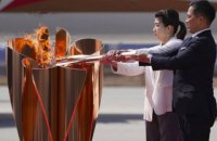 В Японії тисячі людей прийшли подивитися на олімпійський вогонь, проігнорувавши рекомендації влади