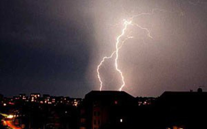 На вихідні в Україні, крім півдня та південного сходу, прогнозують короткочасні дощі з грозами