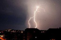 На вихідні в Україні, крім півдня та південного сходу, прогнозують короткочасні дощі з грозами