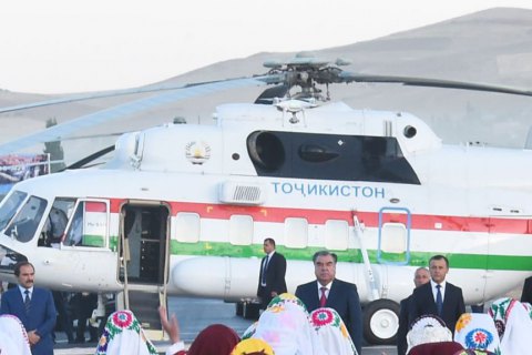 У Таджикистані начальник аеропорту впав і помер через президентський вертольот