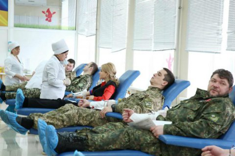 Харківський губернатор Світлична в День закоханих здала кров