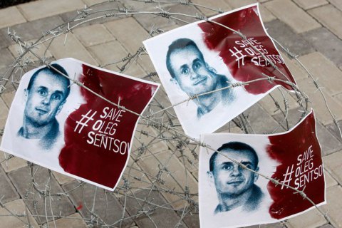 У Парижі невідомі розгромили намет на підтримку Олега Сенцова