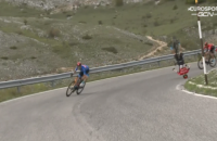 На велогонке "Джиро д'Италия" гонщик сделал сальто и приземлился на голову