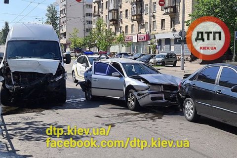 В Киеве микроавтобус на светофоре протаранил две легковушки