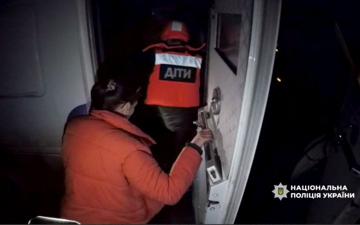 "Білі янголи" евакуювали з-під обстрілів на Донеччині десятьох людей