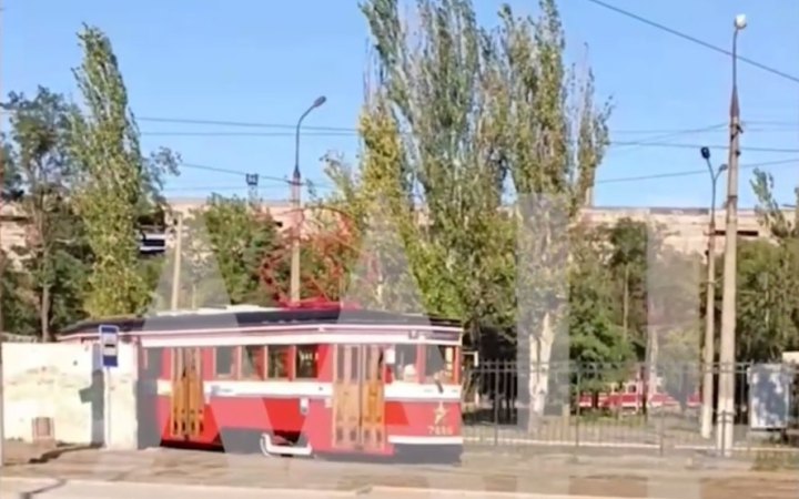 Окупанти запустили екскурсійний трамвай по зруйнованому Маріуполю